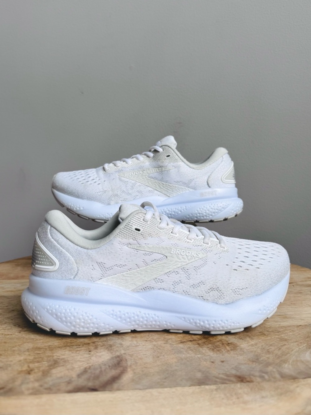 Brooks Ghost 16 Womens Size 7.5 White Oyster Running Walking Shoes Sneakers